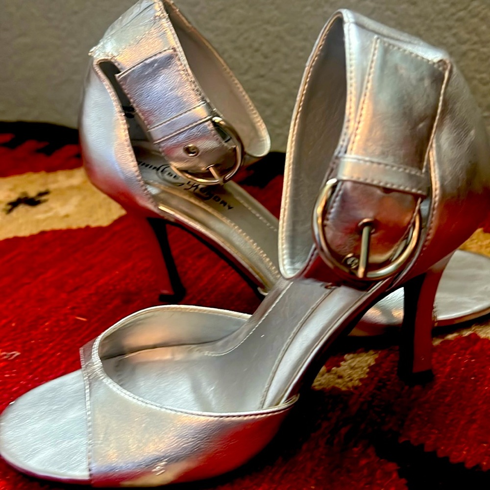 Silver buckle Chinese, laundry brand size 6 pump new w/o box